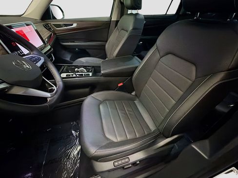 Used 2025 Volkswagen Atlas SEL AWD/4WD image 11