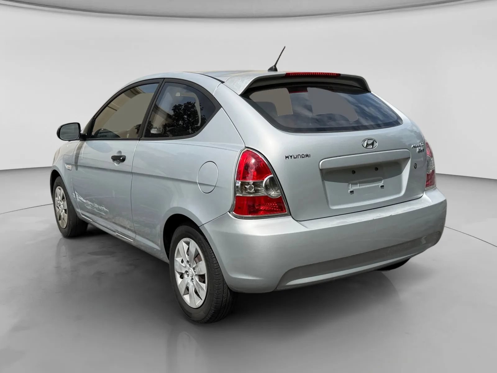 Used 2010 Hyundai Accent Hatchback w/ Air Conditioning Pkg 2 FWD image 3