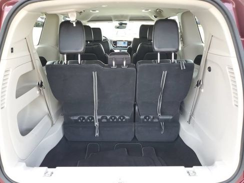 Used 2023 Chrysler Pacifica Touring-L FWD image 7