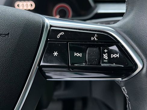 Used 2022 Audi e-tron Premium Plus w/ Premium Plus Package image 18