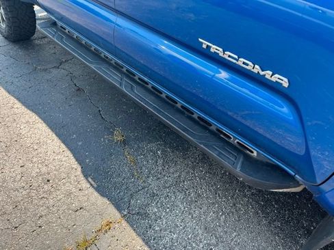 Used 2017 Toyota Tacoma TRD Sport AWD/4WD image 5