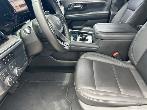 Used 2025 Chevrolet Suburban Z71 AWD/4WD image 10