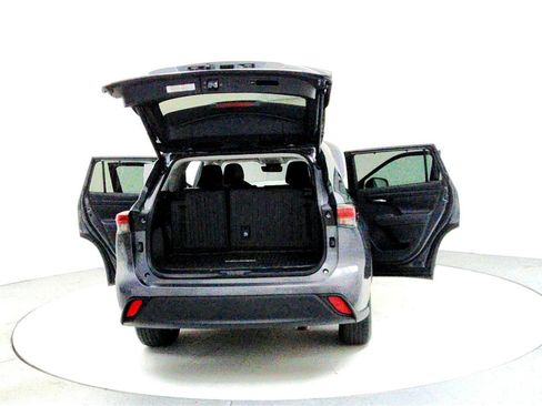 Certified 2023 Toyota Highlander XLE image 11
