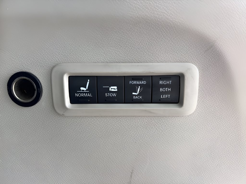 Used 2022 Chrysler Pacifica Limited FWD image 23