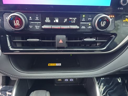 Used 2024 Toyota Highlander XLE FWD image 24