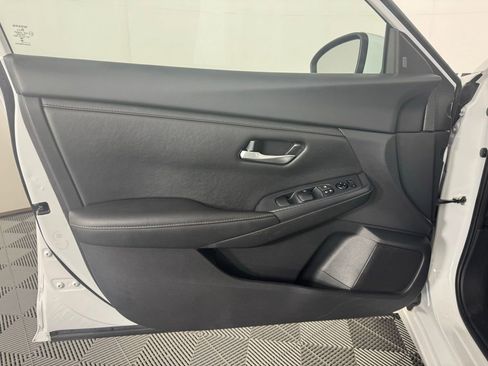 Used 2025 Nissan Sentra SV FWD image 9