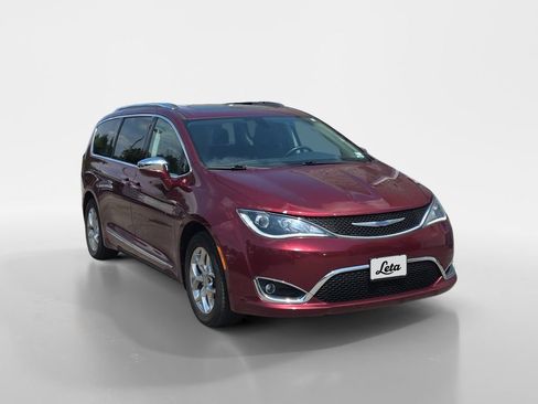 Used 2018 Chrysler Pacifica Limited FWD image 2