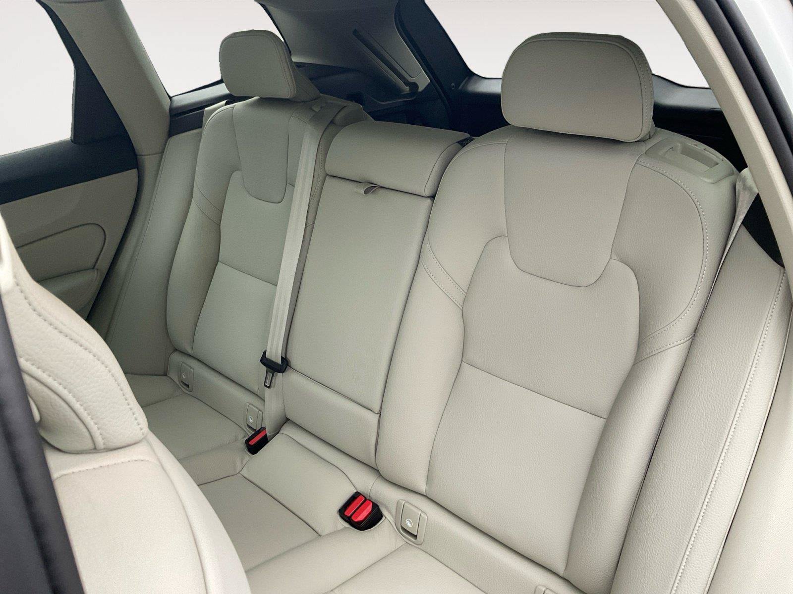 Certified 2025 Volvo XC60 B5 Core AWD/4WD image 13