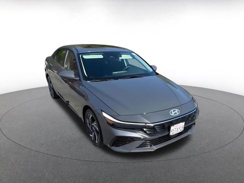 Used 2025 Hyundai Elantra SEL image 3