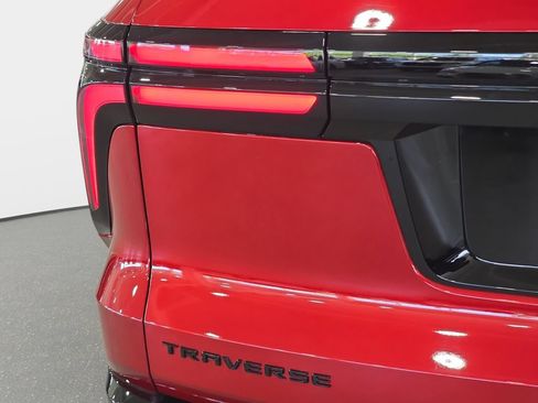 Used 2025 Chevrolet Traverse RS FWD image 29