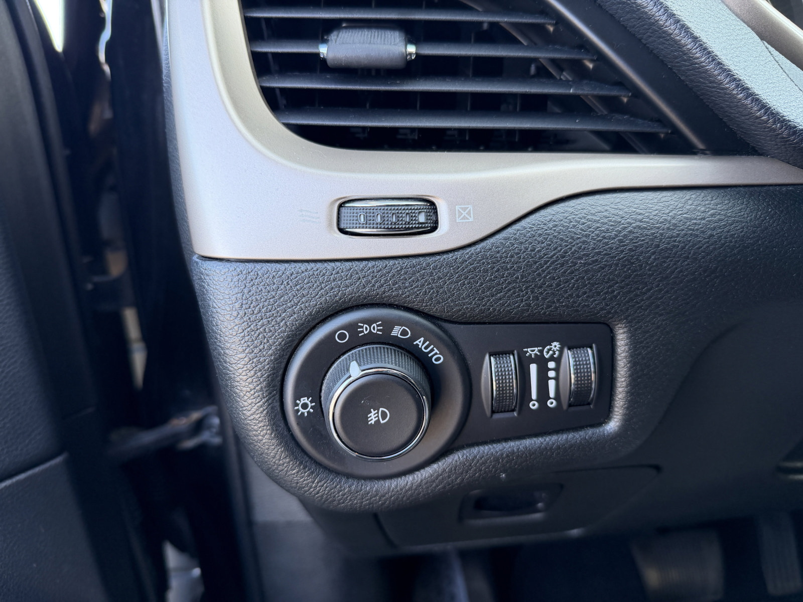 Used 2015 Jeep Cherokee Latitude FWD image 17