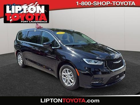 Used 2024 Chrysler Pacifica Touring-L image 1