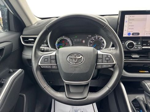 Used 2024 Toyota Highlander XLE AWD/4WD image 16
