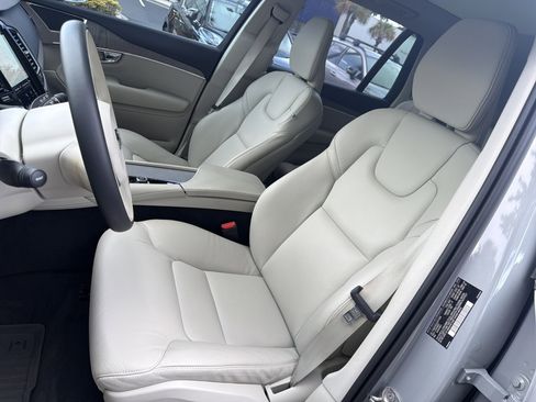 Certified 2025 Volvo XC90 B5 Plus w/ Protection Package Premier AWD/4WD image 16