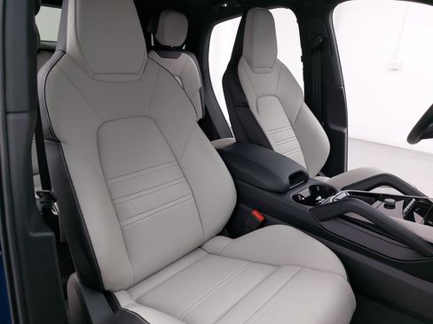 Certified 2025 Porsche Cayenne Coupe AWD/4WD image 12