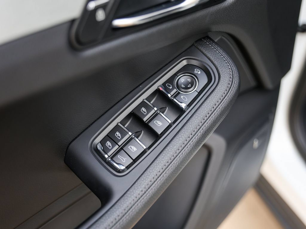 Certified 2026 Porsche Macan AWD/4WD image 30