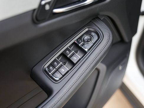 Certified 2026 Porsche Macan AWD/4WD image 30