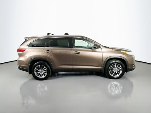 Used 2019 Toyota Highlander XLE AWD/4WD image 8