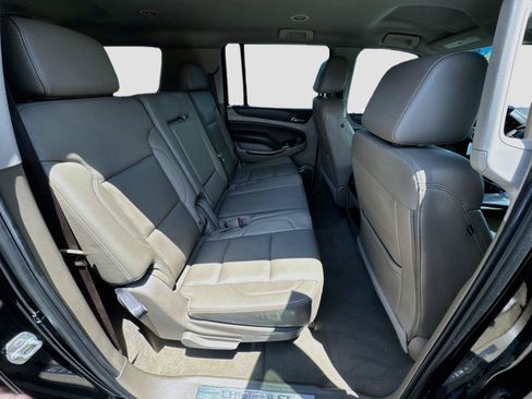 Used 2019 Chevrolet Suburban LT RWD image 28