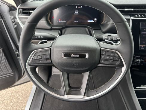 Used 2025 Jeep Grand Cherokee Altitude image 21