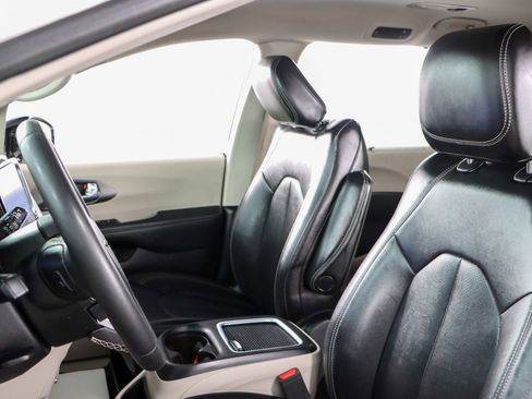 Used 2024 Chrysler Pacifica Touring-L image 23