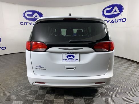 Used 2022 Chrysler Voyager LX image 4