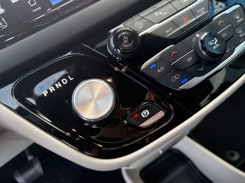 Used 2022 Chrysler Pacifica Touring-L image 26