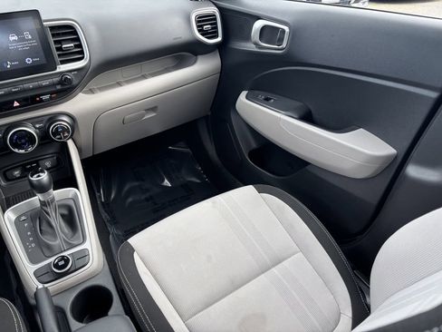 Used 2025 Hyundai Venue SEL image 21