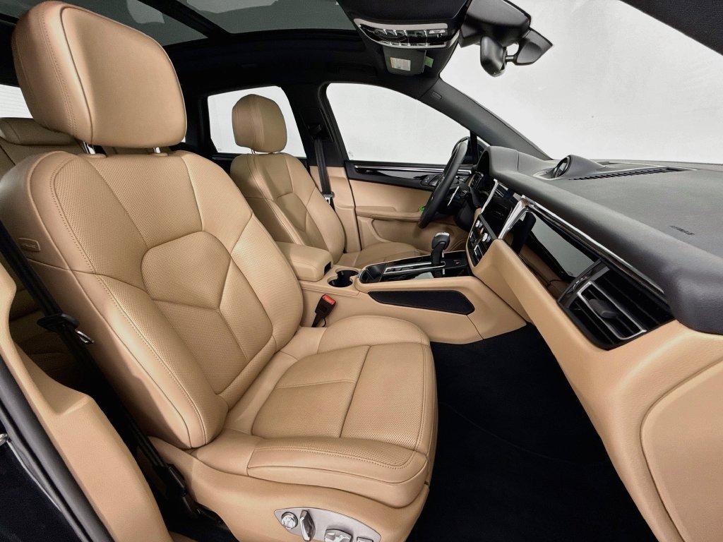 Certified 2026 Porsche Macan AWD/4WD image 30