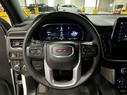 Used 2024 GMC Yukon SLT AWD/4WD image 17
