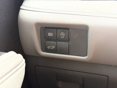 Used 2024 Toyota Highlander LE FWD image 29