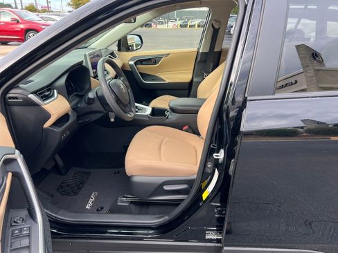 Used 2023 Toyota RAV4 LE image 9