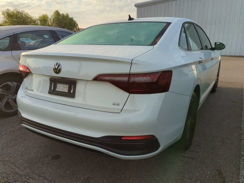 Used 2024 Volkswagen Jetta SE FWD image 3