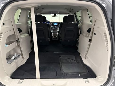 Used 2019 Chrysler Pacifica Touring Plus FWD image 12