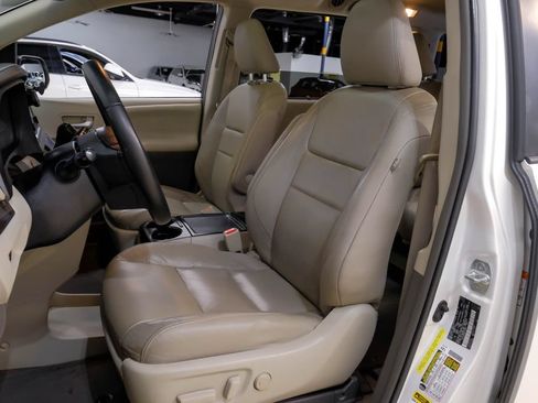 Used 2016 Toyota Sienna XLE w/ XLE Navigation Package FWD image 41
