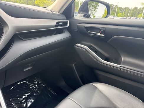 Used 2022 Toyota Highlander XLE image 17