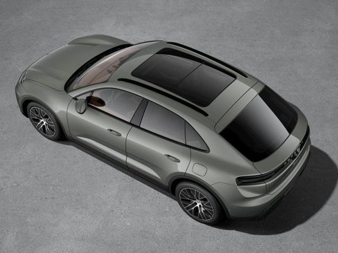 New 2026 Porsche Macan 4 Electric image 4