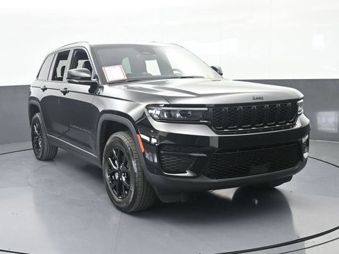 Used 2025 Jeep Grand Cherokee Altitude RWD image 9