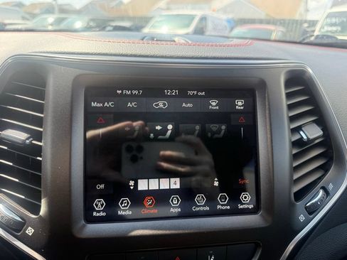Used 2022 Jeep Cherokee Trailhawk w/ Premium Leather Package AWD/4WD image 24