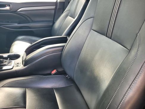 Used 2018 Toyota Highlander SE image 11