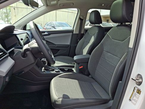 Used 2023 Volkswagen Taos SE w/ Panoramic Sunroof Package image 13