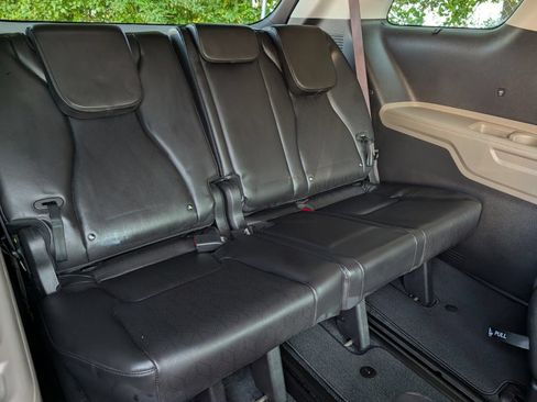 Used 2025 Kia Carnival EX FWD image 22