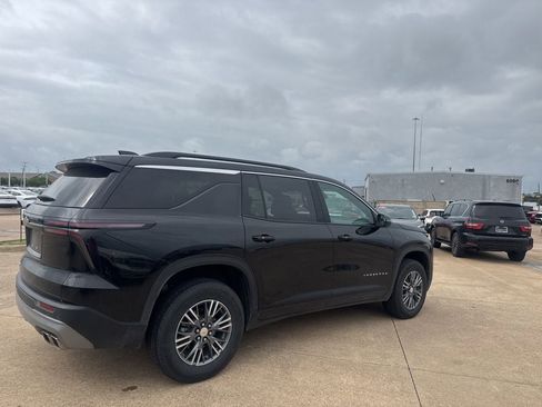 Used 2025 Chevrolet Traverse LT image 18