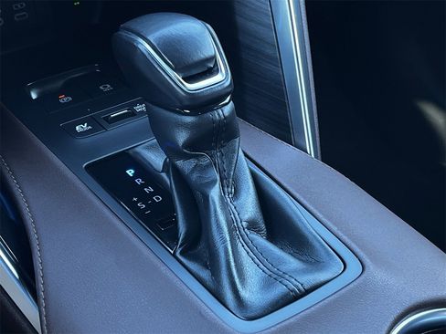 Used 2023 Toyota Venza Limited image 17