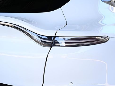Used 2021 Aston Martin DBX AWD/4WD image 8