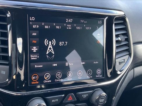 Used 2021 Jeep Grand Cherokee Laredo X image 32