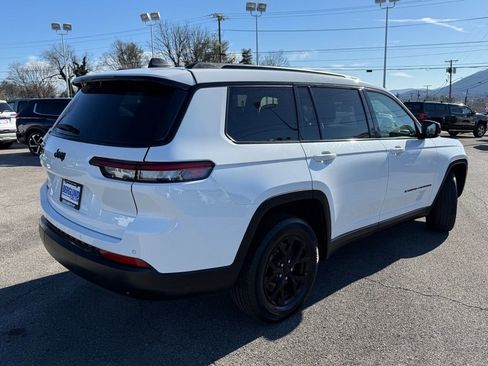 Used 2024 Jeep Grand Cherokee L Laredo image 4