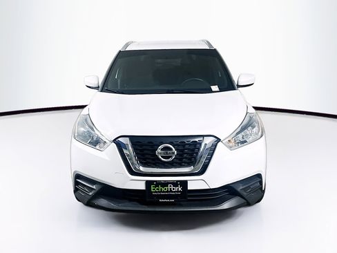 Used 2019 Nissan Kicks SV FWD image 2