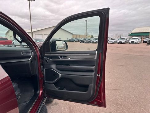 Used 2024 Jeep Wagoneer Series III AWD/4WD image 29