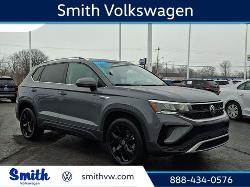 Certified 2023 Volkswagen Taos SE w/ Panoramic Sunroof Package image 1